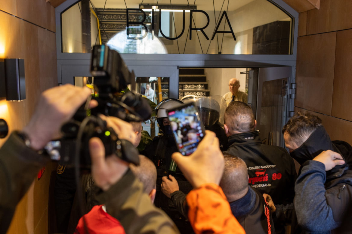 Protest górników pod biurem Morawieckiego w Katowicach. Związkowcy starli się z policją