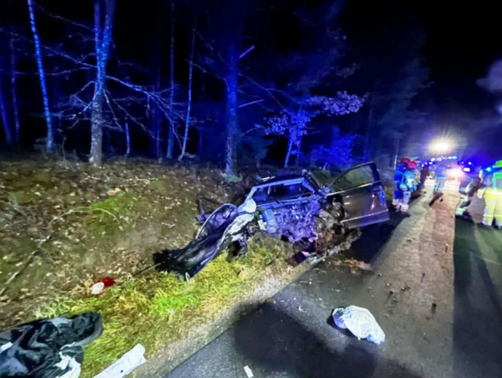 Dwa samochody zderzyły się na drodze, jedno stanęło w ogniu. Wiele ofiar śmiertelnych
