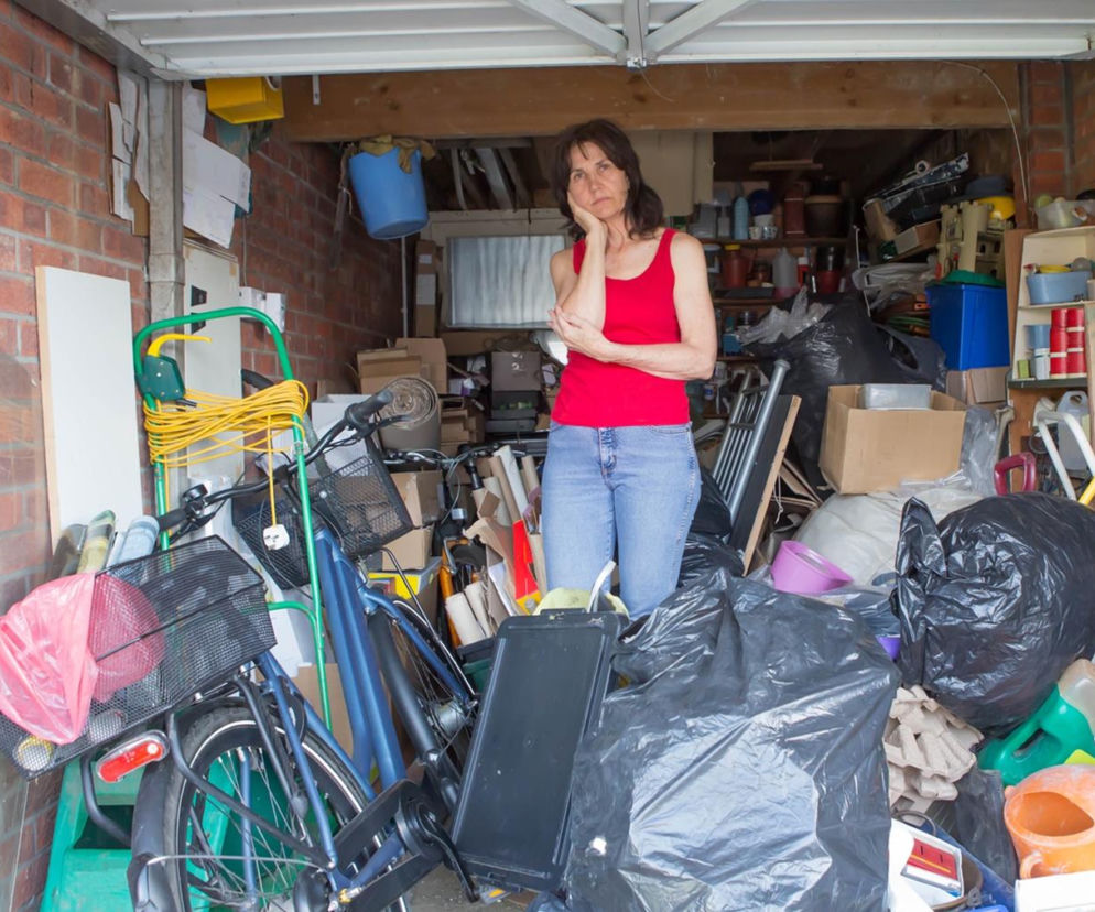 Zagracony garaż, pokoje pełne starych nieużywanych przedmiotów to częsta przypadłość starszych osób