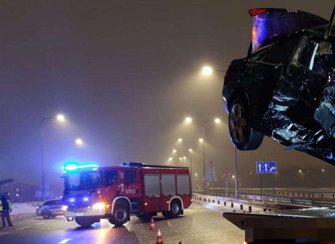  Samochód z impetem wpadł między bariery i dachował. Samochód wygląda jak zgnieciona puszka