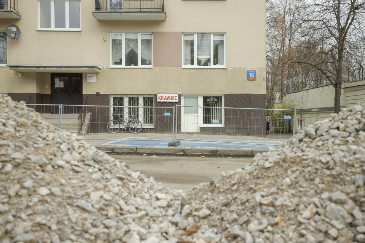 Traci klientów przez rozkopane ulice. Przy zakładzie Stanisława zawieszono znak zakazu parkowania