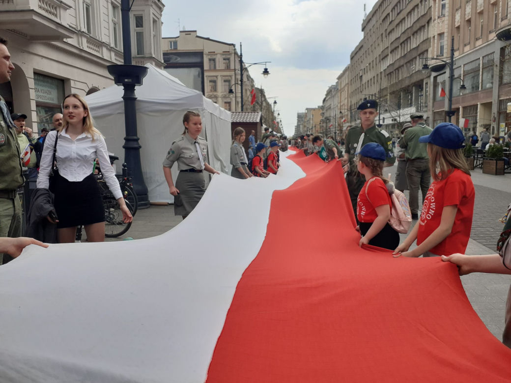 Ze 123 metrową flagą przeszli Piotrkowską do Manufaktury! [zdjęcia]