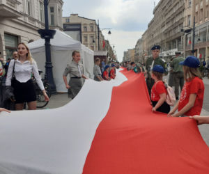 Ze 123 metrową flagą przeszli Piotrkowską do Manufaktury! [zdjęcia]