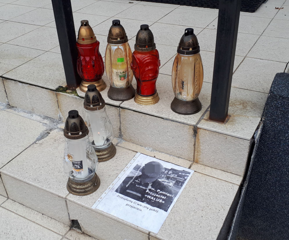 Pod Komendą w Kolbuszowej stoją znicze upamiętniajce Wojciecha W. 