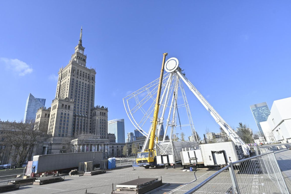 Dziwny obiekt w centrum Warszawy. Co tu powstaje? Stolica już stroi się na Boże Narodzenie!