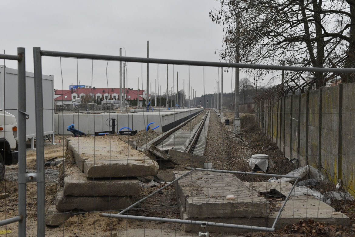 Kolejarze wznowili prace nad budową trasy do Zegrza. Dotarła brakująca geowłóknina