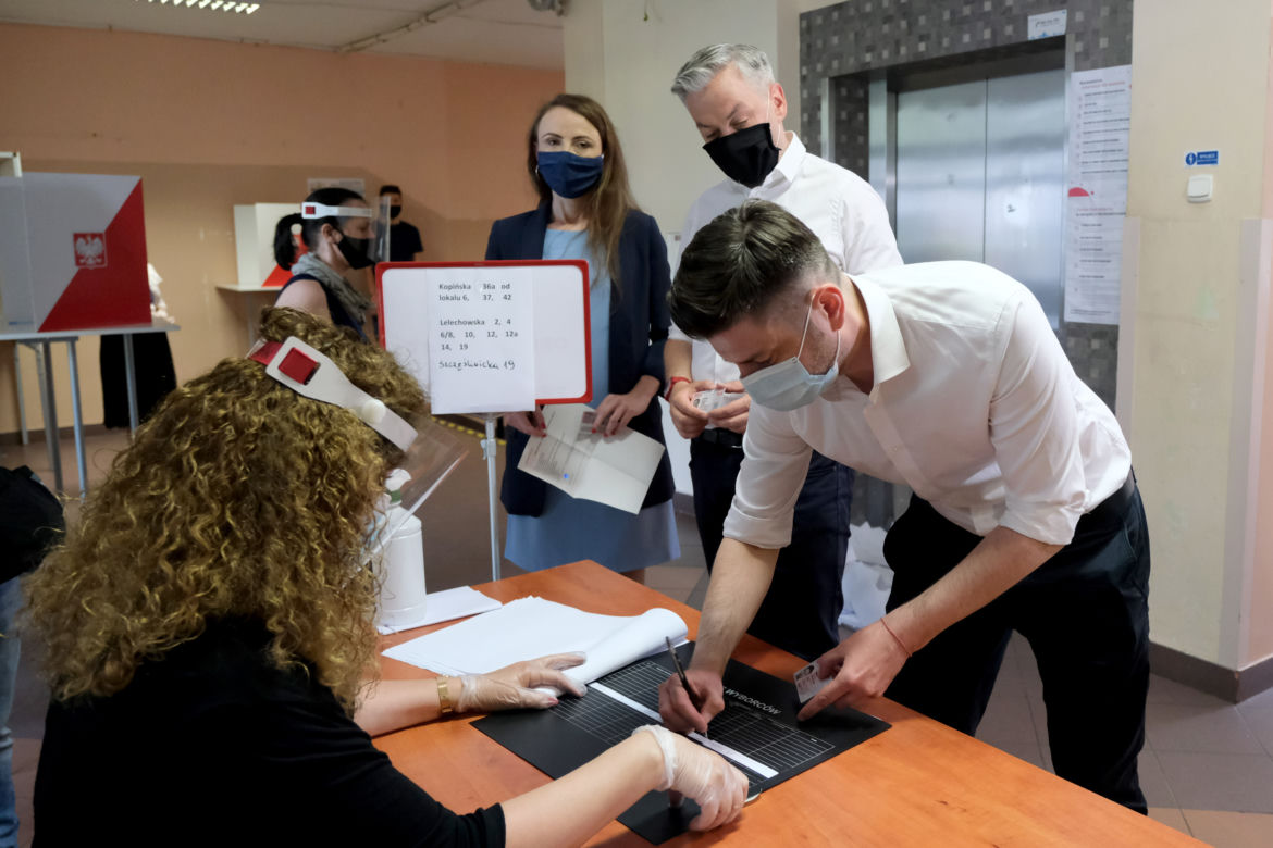 Wybory 2020 Robert Biedroń ze swoim partnerem Krzysztofem Śmiszkiem oddali głosy