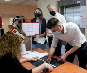 Wybory 2020 Robert Biedroń ze swoim partnerem Krzysztofem Śmiszkiem oddali głosy