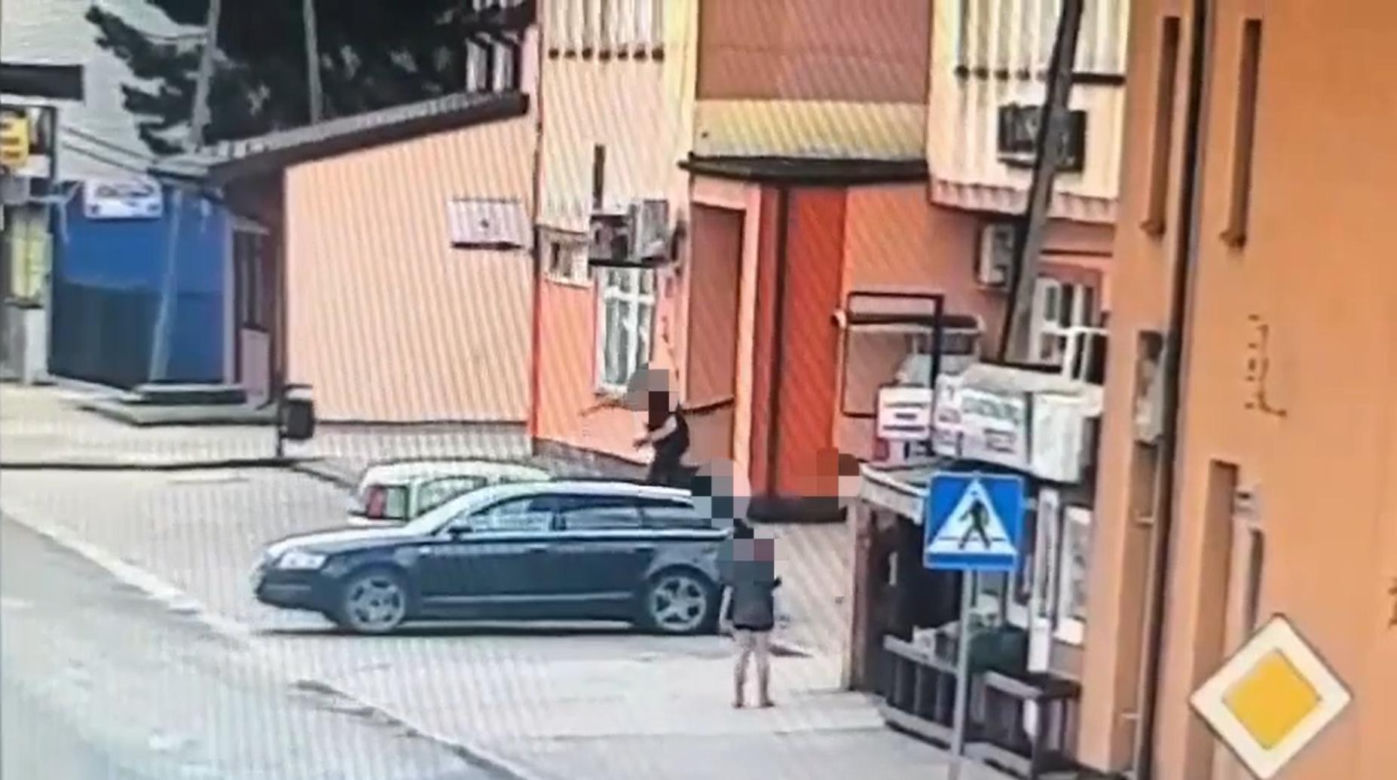 Jak dzikusy skakali po zaparkowanych autach! Wszystko nagrały kamery. Wstyd!