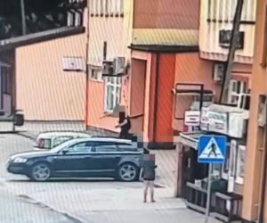 Jak dzikusy skakali po zaparkowanych autach! Wszystko nagrały kamery. Wstyd!