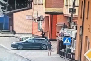 Jak dzikusy skakali po zaparkowanych autach! Wszystko nagrały kamery. Wstyd!