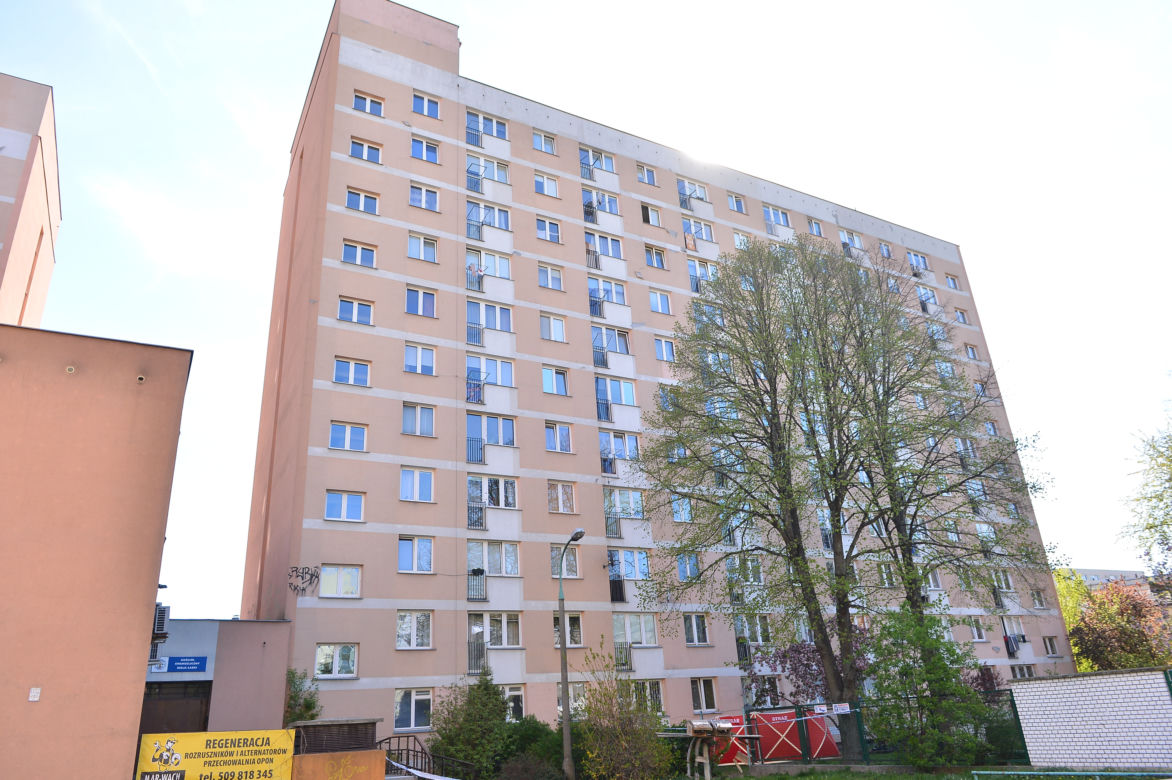 Wypadł z 9. piętra z torbą narkotyków