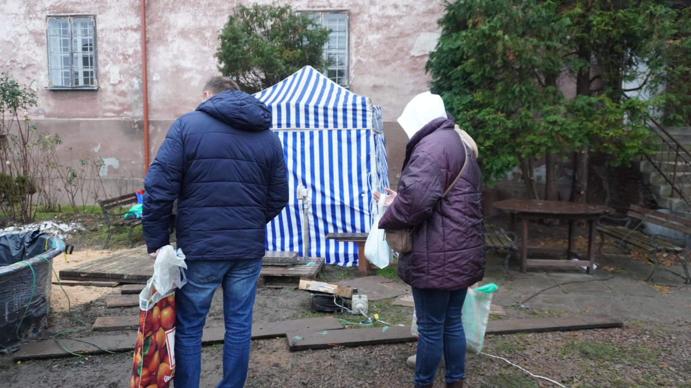 Benedyktynki sprzedają ekologiczne karpie w XIII-wiecznym klasztorze w Staniątkach. To już wielowiekowa tradycja 