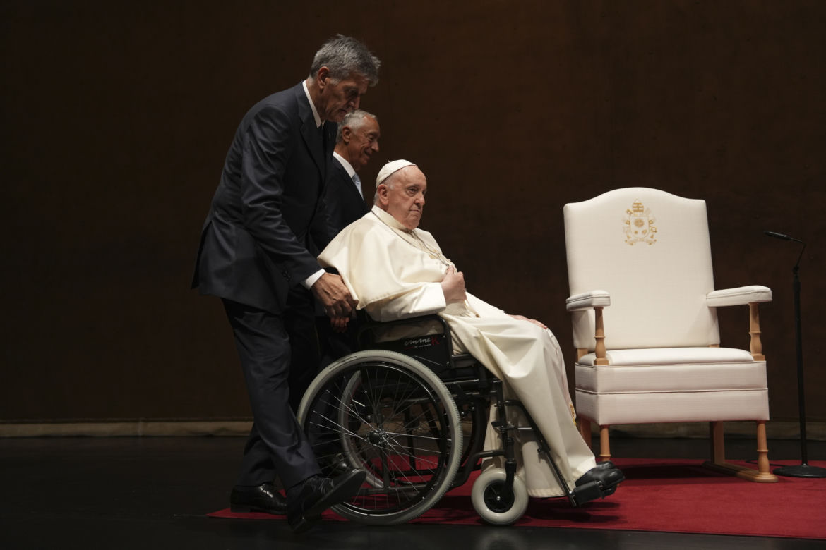 Papież na wózku inwalidzkim! Niepokojący stan zdrowia Franciszka