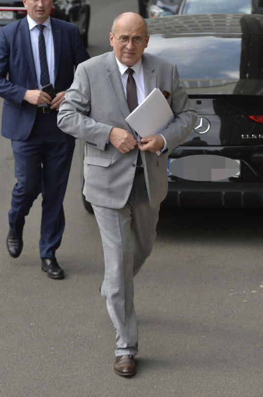 Politycy PiS pilnie wezwani na Nowogrodzką. Co się dzieje?!