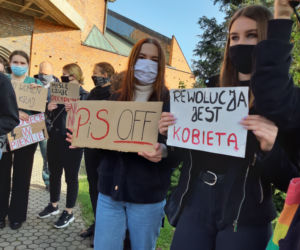 Protest pod kościołem św. Antoniego w Lesznie