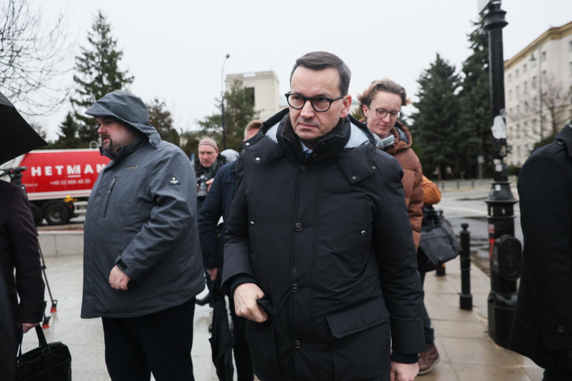 Przepychanki przed Sejmem. Wąsik i Kamiński przed zamkniętymi drzwiami 