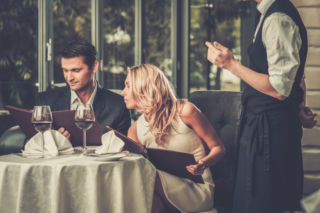 Jak jeść w restauracjach i nie zbankrutować? 3 aplikacje dzięki, którym oszczędzasz