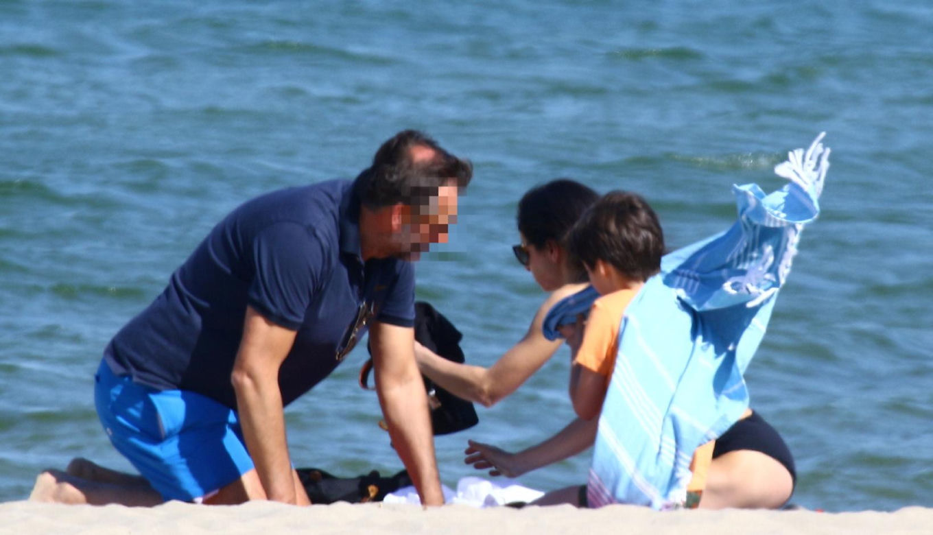 Marta Kaczyńska z mężem i synem na plaży