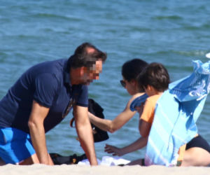 Marta Kaczyńska z mężem i synem na plaży