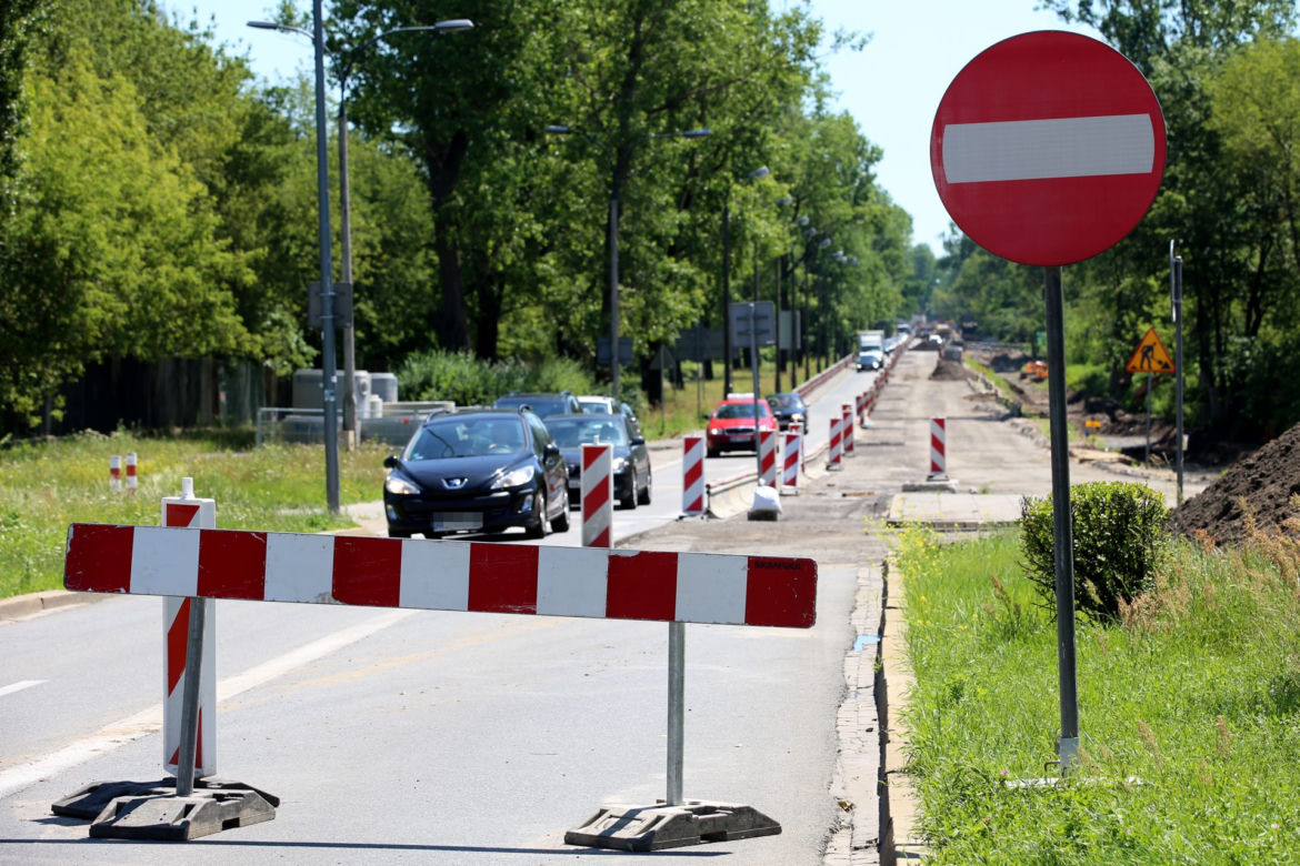 Budowa zapory przeciwpowodziowej blokuje miasto