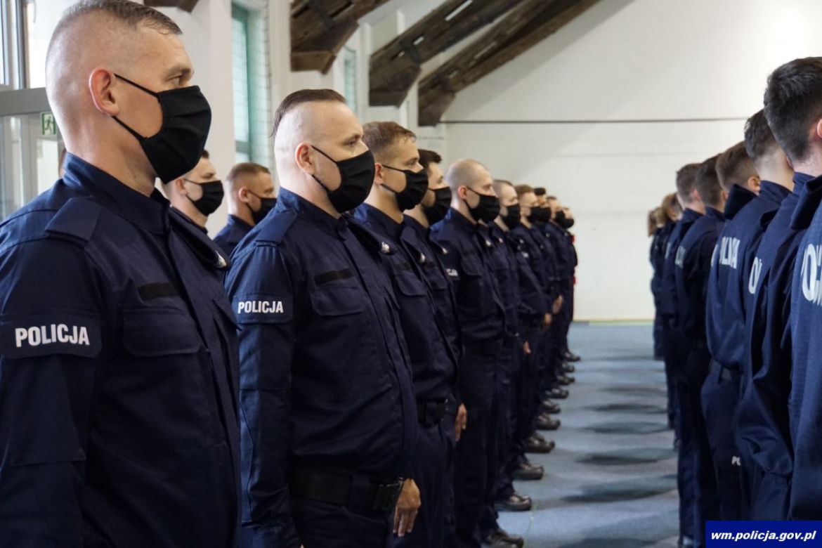 Nowi policjanci na Warmii i Mazurach. Ślubowanie złożyło 64 funkcjonariuszy [ZDJĘCIA]