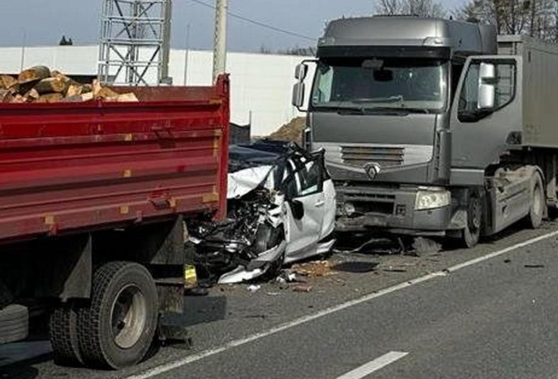 Ustroń. Znany biznesmen zginął w wypadku. Jego mercedes huknął w tira i wyleciał w powietrze. Wśród poszkodowanych kobieta w ciąży [ZDJĘCIA]