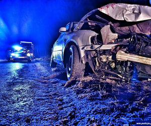 Rozbity volkswagen porzucony na drodze. Policja szuka uciekiniera!