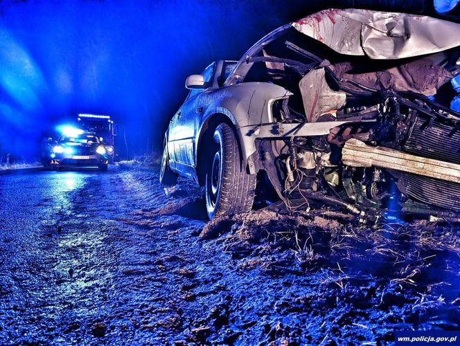 Rozbity volkswagen porzucony na drodze. Policja szuka uciekiniera!