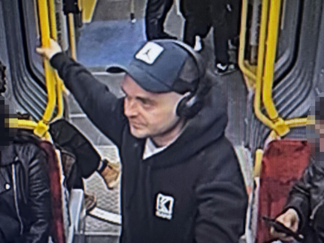 Znokautował pasażera w tramwaju i spokojnie usiadł obok. Policja szuka tego mężczyzny