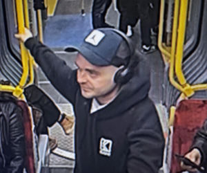 Znokautował pasażera w tramwaju i spokojnie usiadł obok. Policja szuka tego mężczyzny