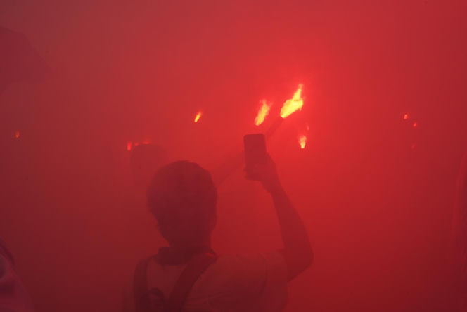 Ten widok przyciągał wzrok podczas Godziny "W". Mężczyzna z flagą na dachu wieżowca
