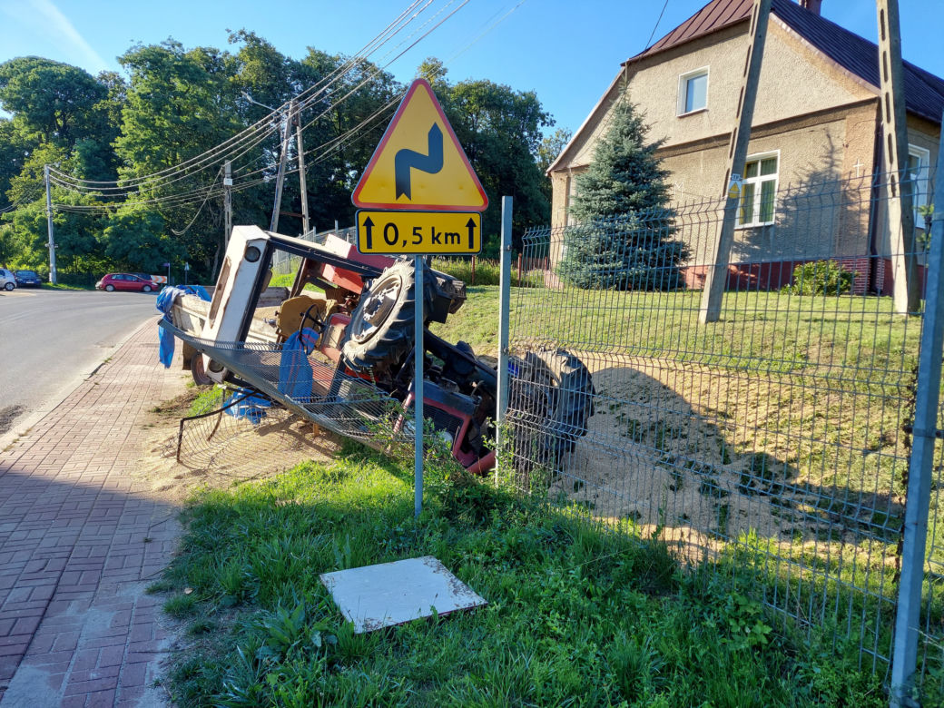Ciągnik z pszenicą wylądował w rowie 