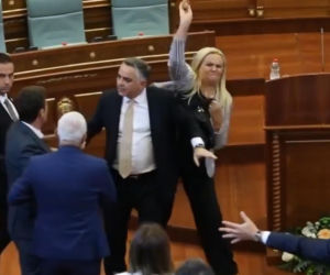 Posłanka obrzuciła premiera jajkami! Wideo hitem sieci