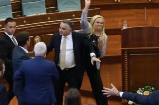 Posłanka obrzuciła premiera jajkami! Wideo hitem sieci