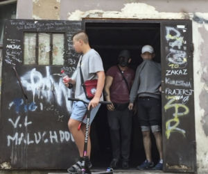 Chore dzieci wciskają do meliny