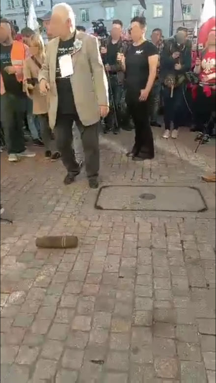 Wielka ewakuacja na Krakowskim Przedmieściu. Mężczyzna położył pocisk na trakcie
