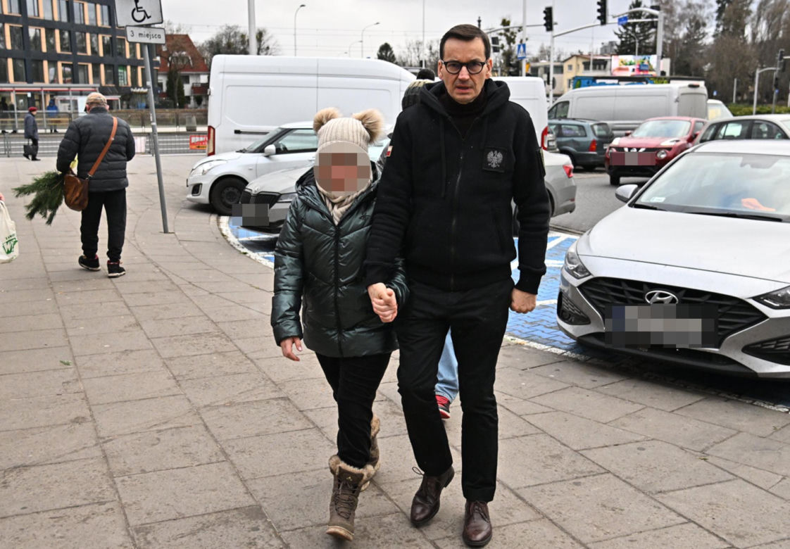 Morawiecki kupuje choinkę na święta