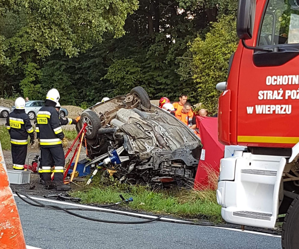 Śmiertelny wypadek na DW781. Nie żyje 22-latek. [ZDJĘCIA]