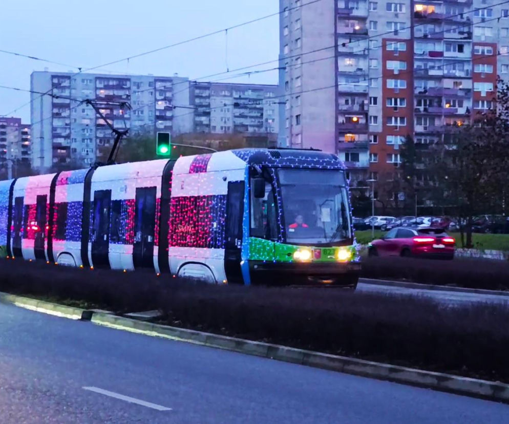 Świąteczne tramwaje wyjechały na ulice Szczecina. Siódemka i Perełka wywołują zachwyt
