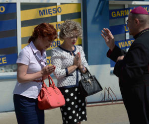 Ranczo 9 sezon. Halina (Violetta Arlak), Lodzia (Magdalena Kuta), ksiądz (Cezary Żak)
