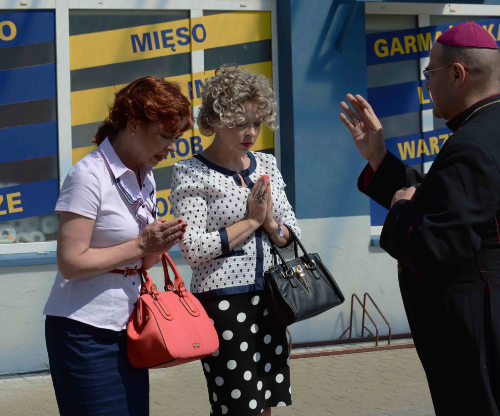 Ranczo 9 sezon. Halina (Violetta Arlak), Lodzia (Magdalena Kuta), ksiądz (Cezary Żak)