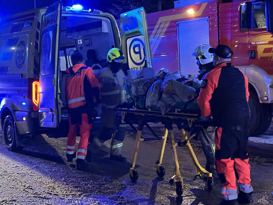 Pożar domu opieki! Strażacy ewakuują pensjonariuszy na noszach