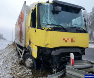 To mogło skończyć się tragicznie! Zasnął za kierownicą na drodze ekspresowej S7 [FOTO]