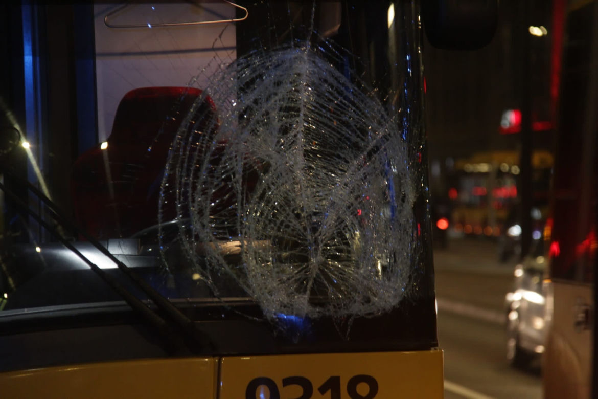 Koszmarny wypadek na Grochowie. Emeryt wpadł pod autobus