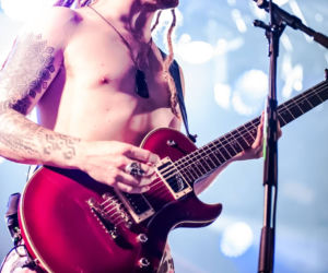 Skrupulatnie wyreżyserowany groteskowy spektakl okraszony nutą surrealizmu – Avatar zawładną Warszawą [RELACJA]