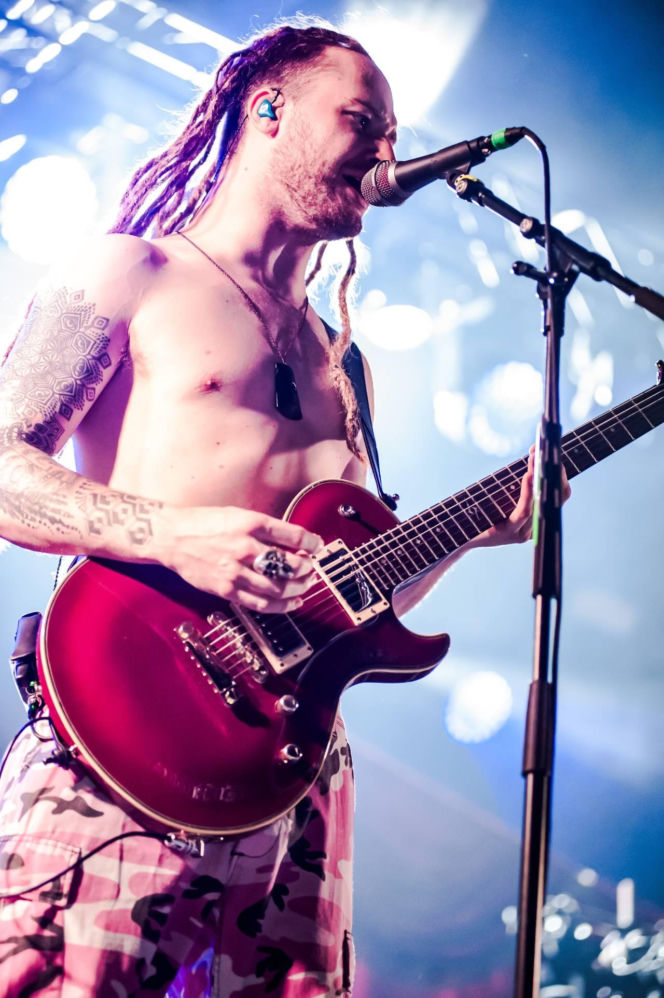 Skrupulatnie wyreżyserowany groteskowy spektakl okraszony nutą surrealizmu – Avatar zawładną Warszawą [RELACJA]