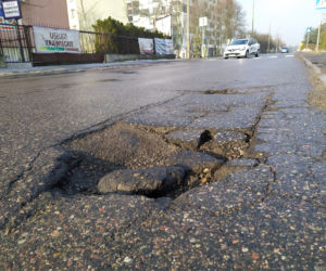 Siedleckie drogi niczym szwajcarski ser – kierowcy narzekają na stan dróg po zimie