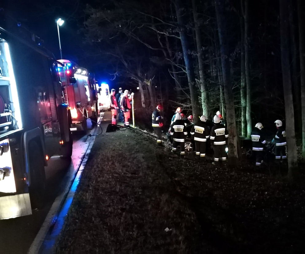BMW rozbiło się na drzewie