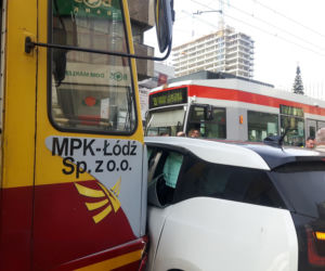 Łódź: BMW wjechało pod tramwaj. POWAŻNE UTRUDNIENIA na Piotrkowskiej przy Piłsudskiego!